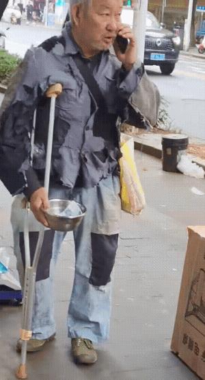 手机不算什么，他手里那根拐杖，卖七千八百美金，八分钟抢光。
车停那儿，水泥灰的D