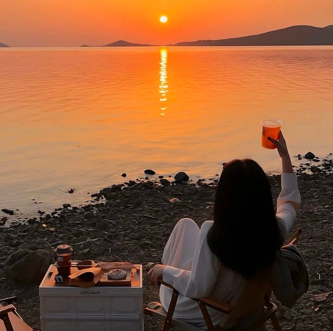 很难概括你到底给予了我什么 于是我想了又想 终于确定 爱和伤害 并不相饽 让我幸