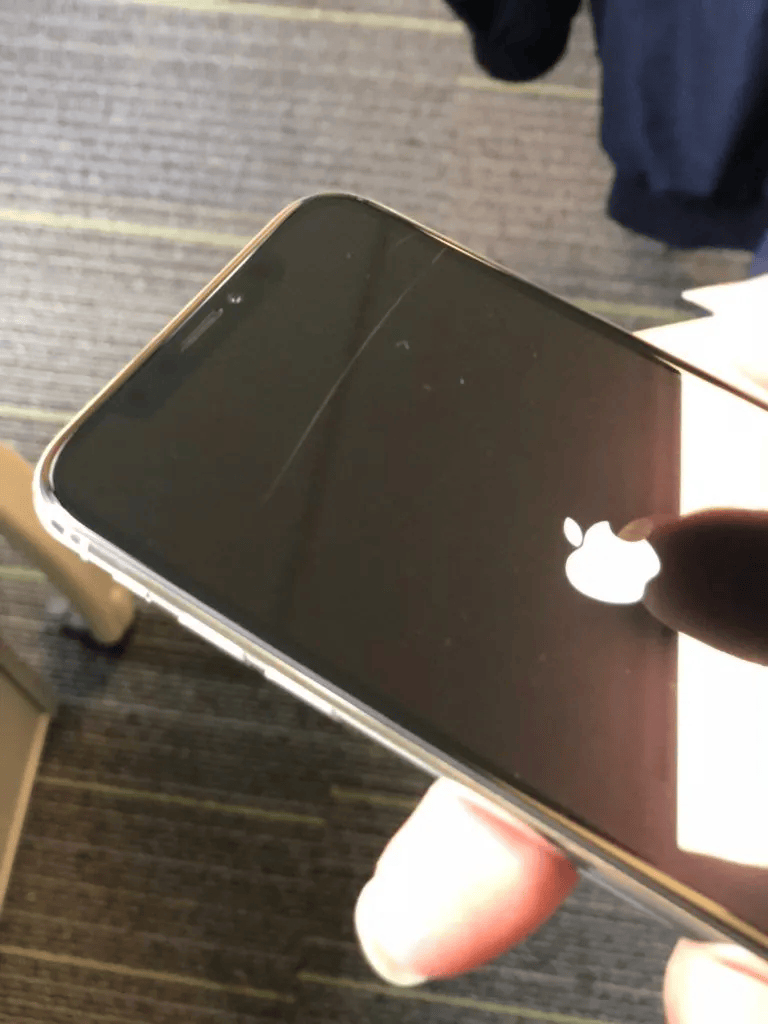 苹果更新保修政策：iPhone 和 Apple Watch 单条发丝裂纹需自费维