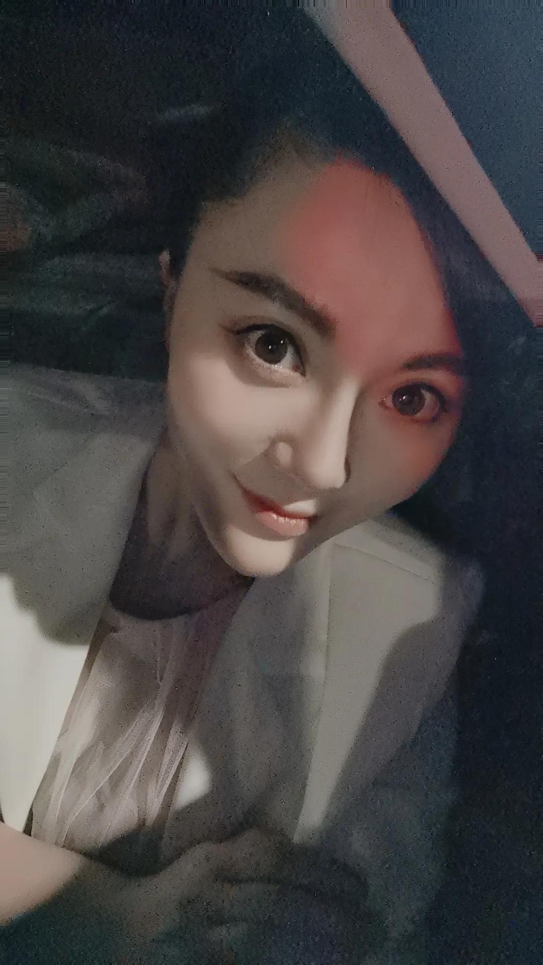 又双叒叕凌晨四点起床，五点赶早班机✈️ 
​顺便看看凌晨的深圳景色。🌸 
​有