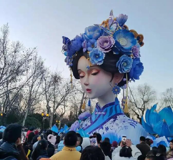 全场球迷燃烧着热血激情，等待开球的时候，一群身着格格服饰的夏雨荷们甩着兰花指登场