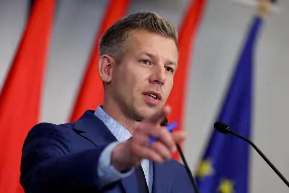 当欧尔班因败选下台后，反观俄匈关系也迎来了不小变化。
在4月12日的匈牙利国会选