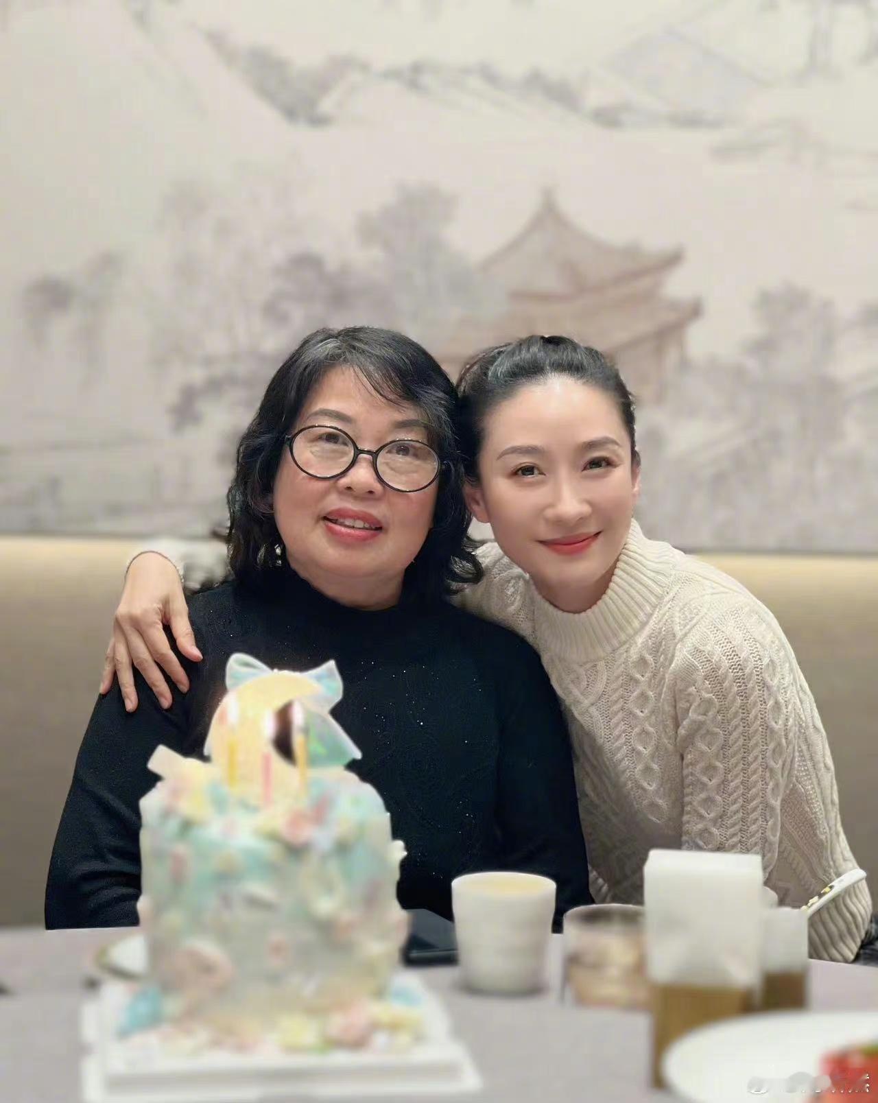 #陶昕然39岁素颜状态# 官宣加盟《是女儿是妈妈》，发文“第一次带退休陶老师出去