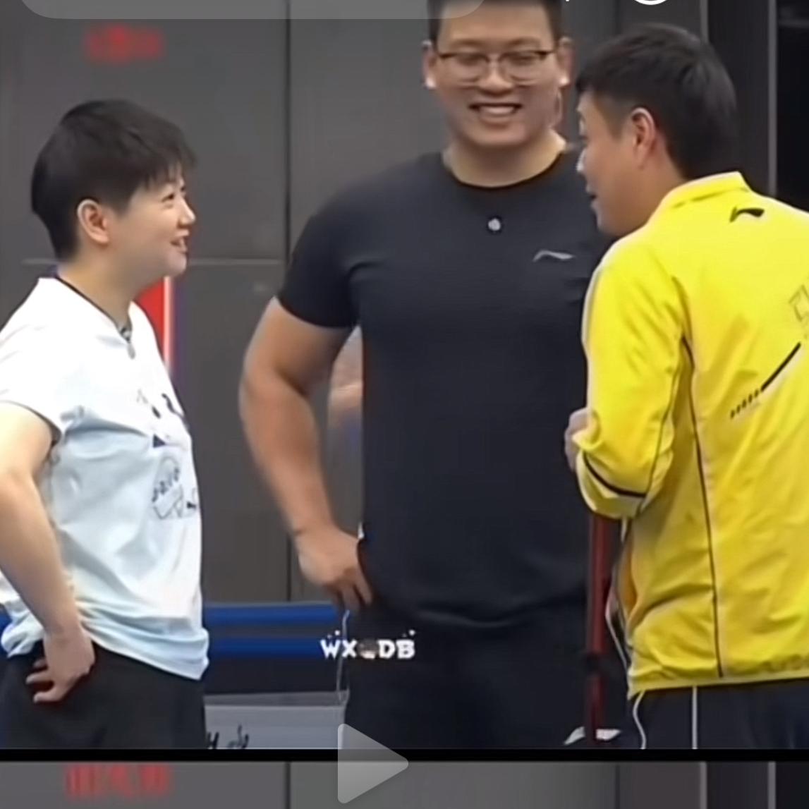 邱导：莎莎，歇一会吧！
莎：不，我再练一会。

邱导：莎莎，好孩子，咱们不能练伤