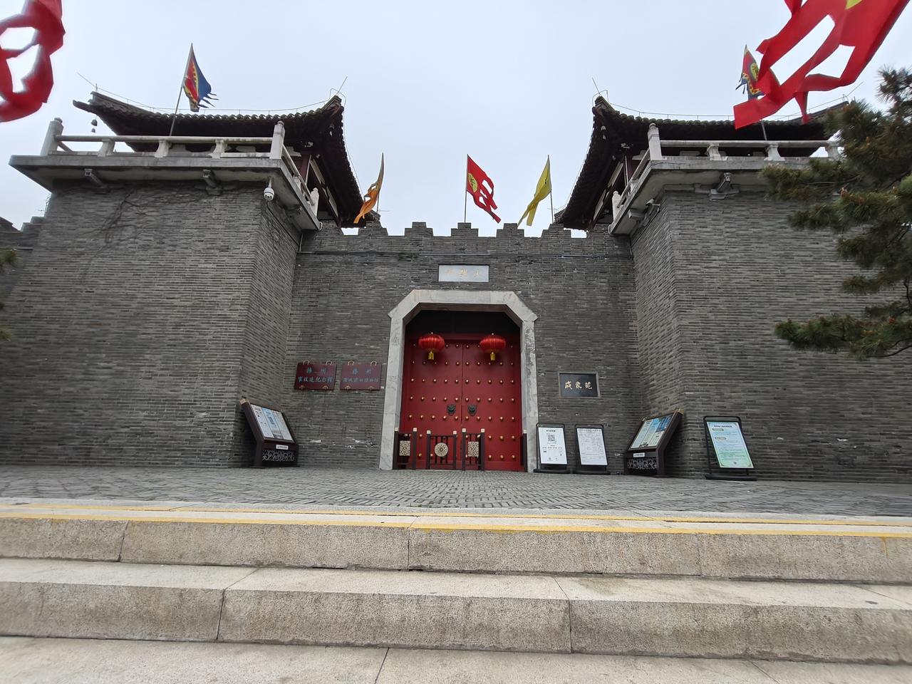 之前提到网上存在的地域之争现象，有网友在评论区指出，其实就是为了旅游营收的互相攻