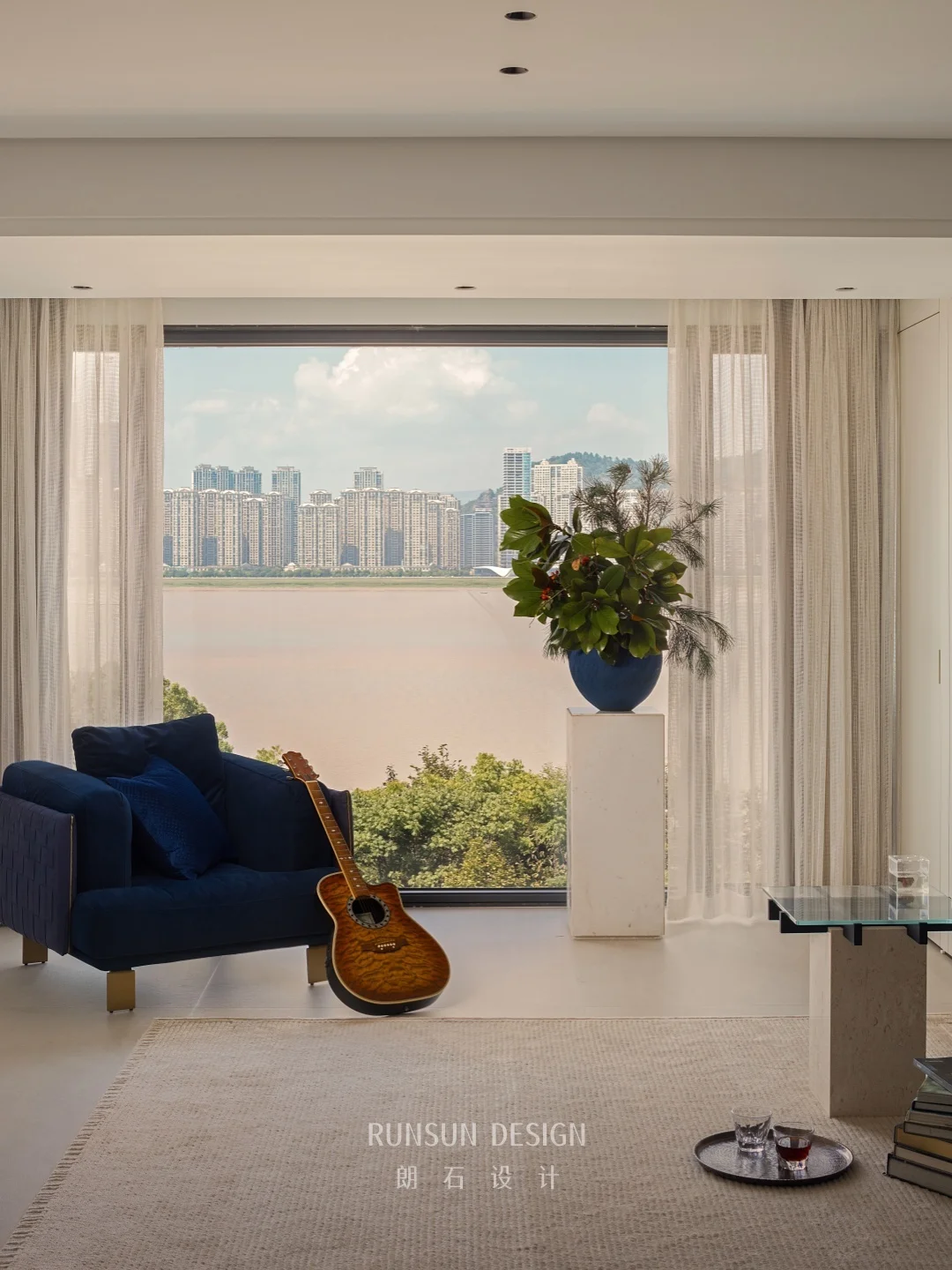 江面的波光洒进房间，连呼吸都带着松弛感