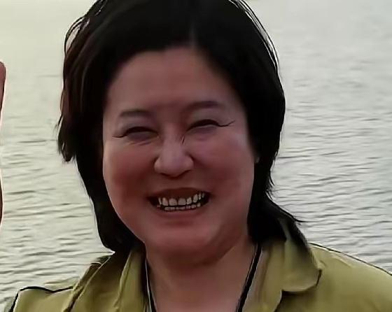 如果没人特意提点，任谁都很难将二者联系在一起。浮龙湖畔这位留着短发、一笑就显下颌
