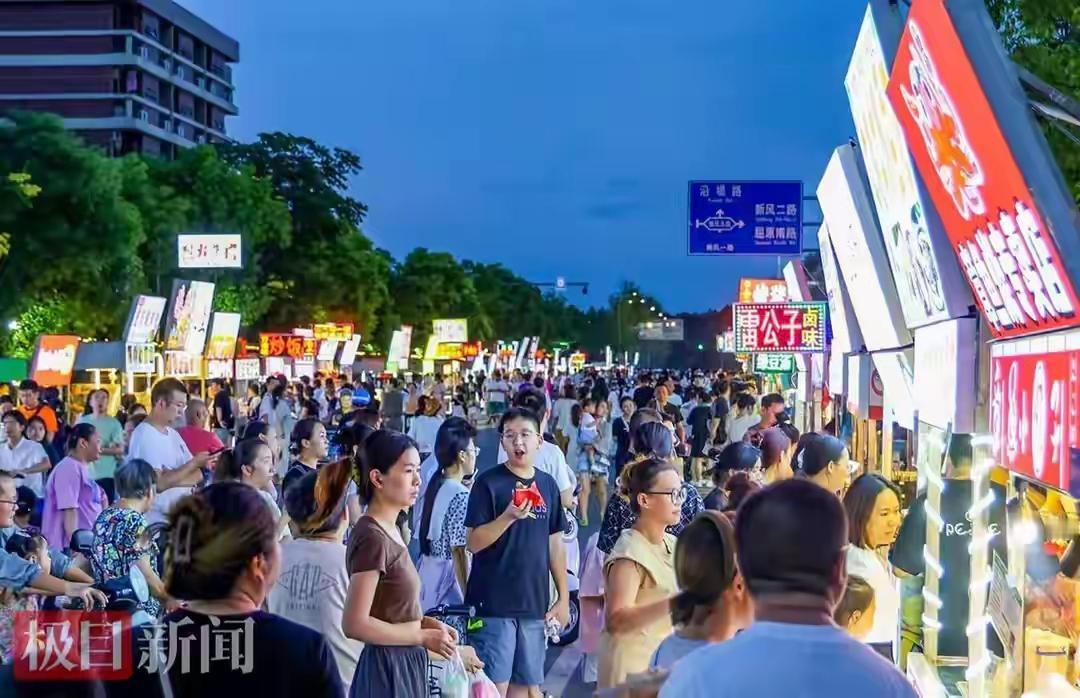 2025年没有技术背景做什么最赚钱？
答案来了，在美食街炸淀粉肠。
小何夫妻两个