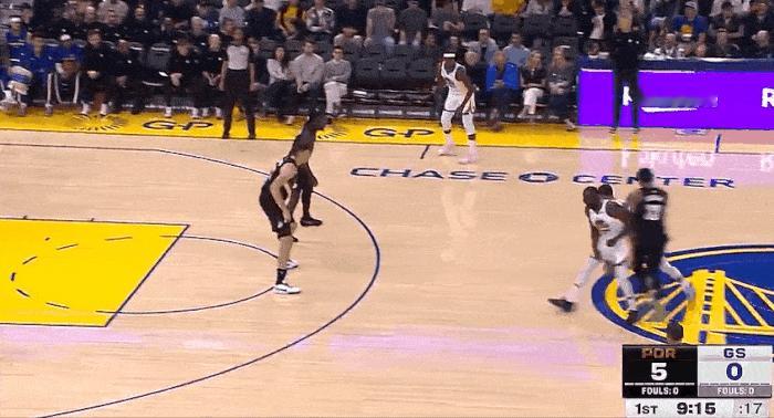 开局打铁不要慌！库里三分来解决！
在今天NBA季前赛勇士对阵开拓者的第一节比赛初