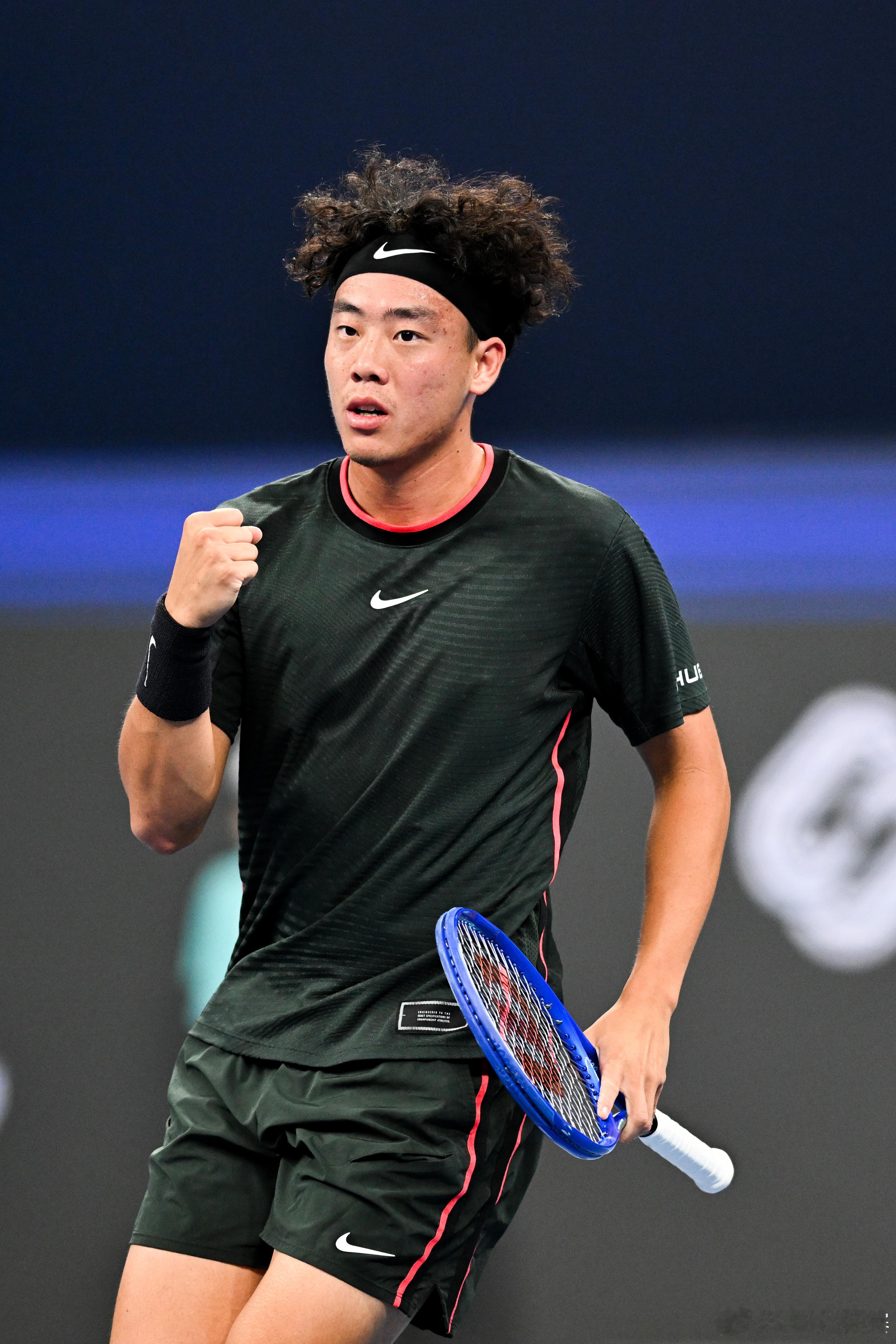 黄泽林抢七先下一城💪2026问界杭州网球公开赛 第二轮，黄泽林凭借抢七2-2平
