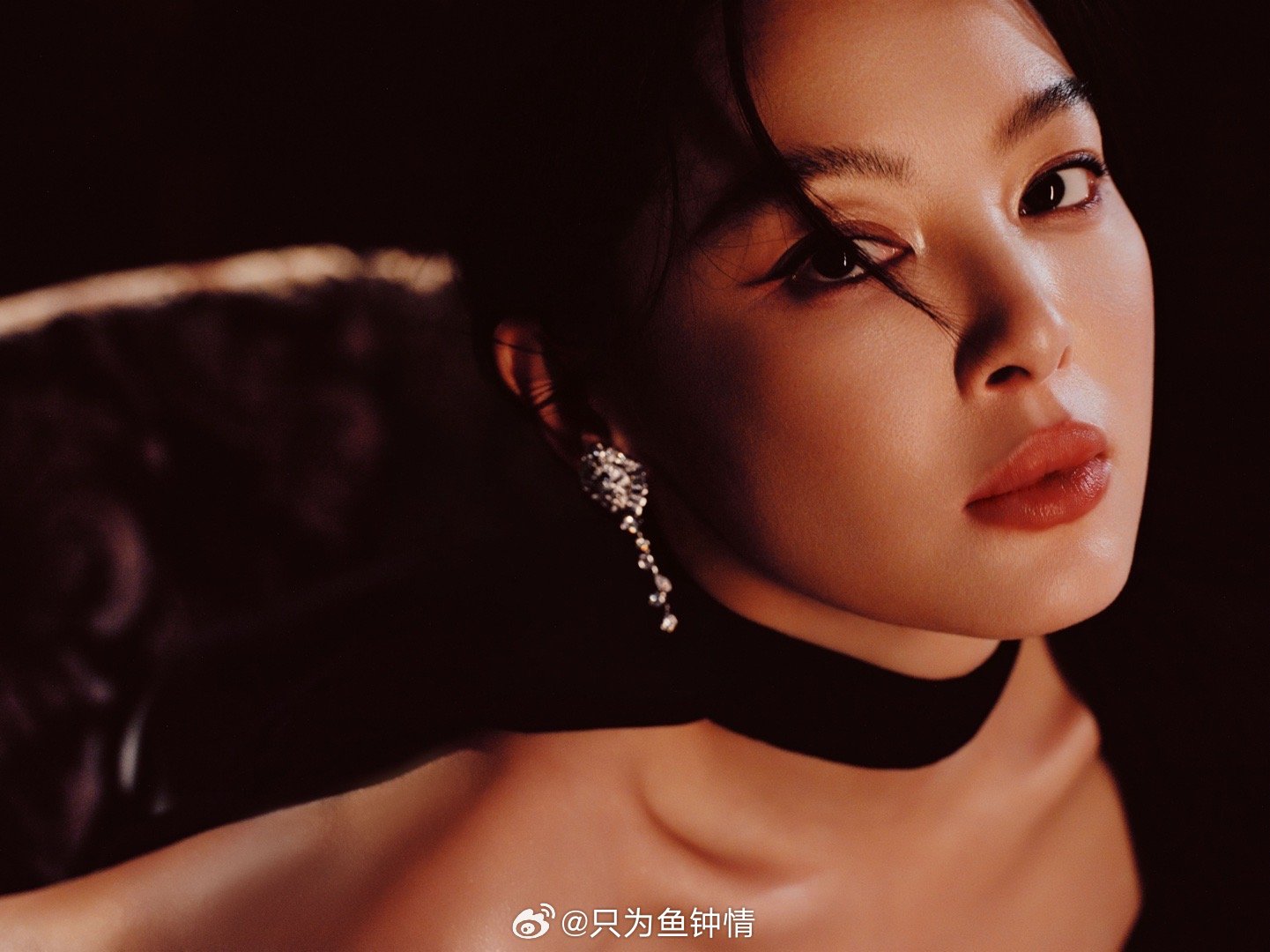 辛芷蕾微博之夜ES高定 白桦林里走出复古画报美人！辛芷蕾ES高定黑裙勾勒绝佳曲线