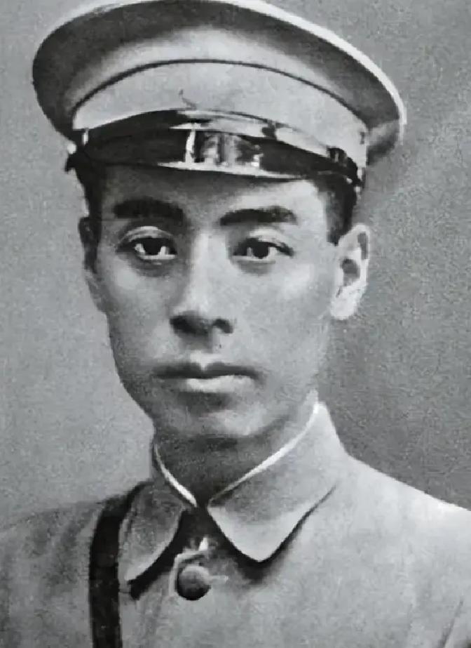 1927年，国军团长鲍靖中私放被捕的周恩来。两人刚走到大门口，正撞上蒋介石心腹酆