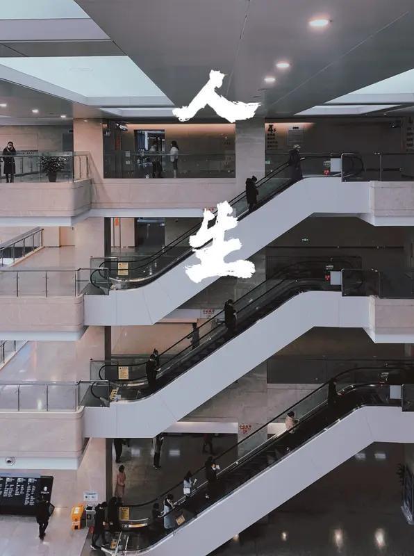 我挺认同“人生都是客，万事莫执着”这句话。就像史铁生在《我与地坛》的“好运设计”