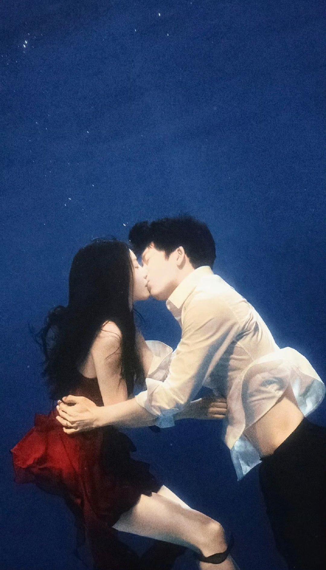 井柏然蔡文静水下吻神图钢铁森林水下吻神图钢铁森林吻戏删了，但井柏然蔡文静这张水下