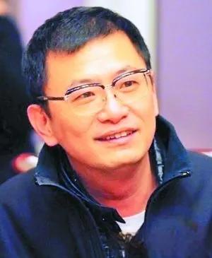原来王家卫和苗侨伟都是浙江舟山人，都是1958年出生，五岁去了香港。
舟山出来的