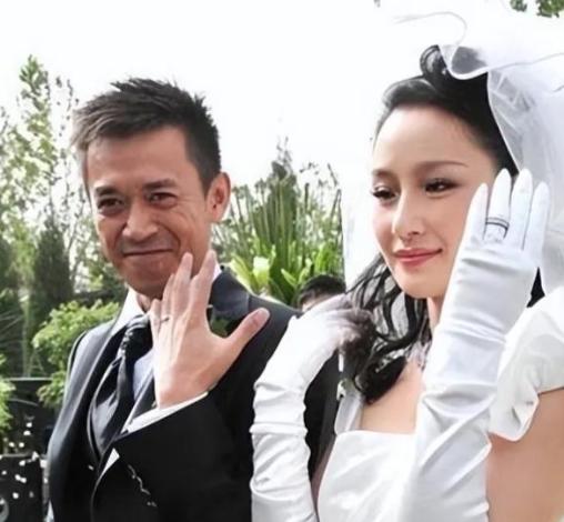 2009年，王学兵娶了美女孙宁，孙宁又买房又办婚宴，结果所有的礼金，却被王学兵的