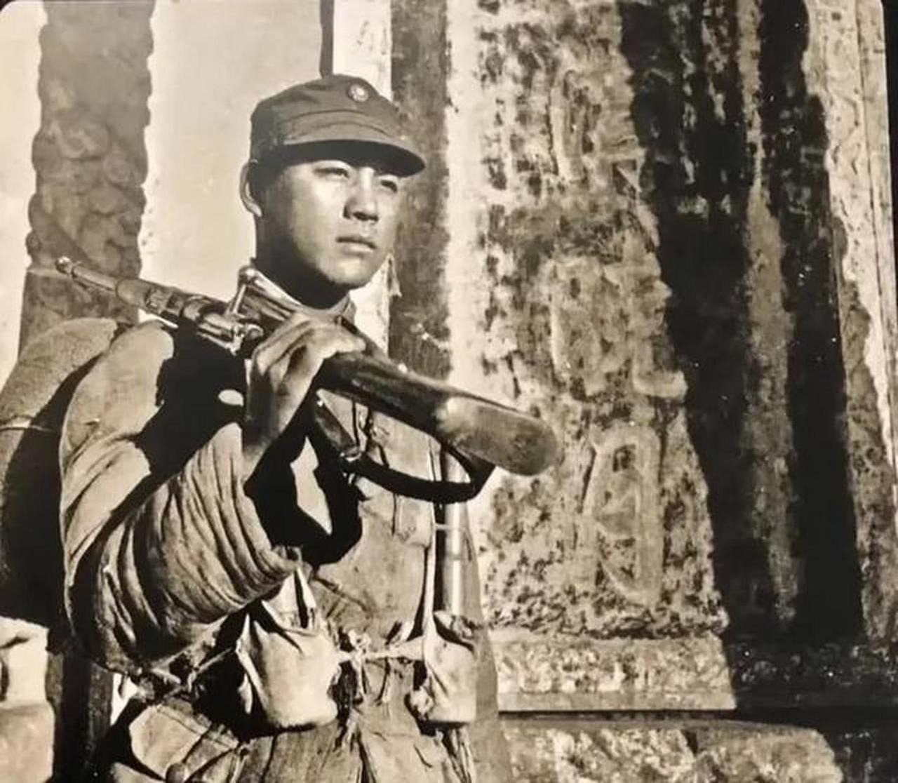 1945年8月15日，
日本天皇广播《终战诏书》，
9月9日，南京举行受降仪式，