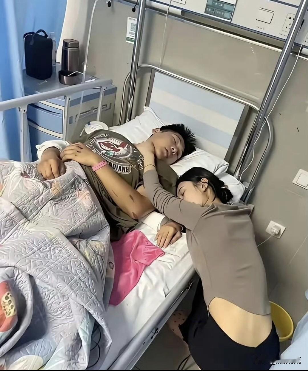 医院里看到的一幕，不得不说，太温馨了吧。这男人上辈子是不是拯救了银河系，娶到这么