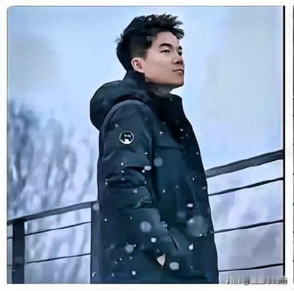 哈哈，网友的心思根本藏不住了，
董宇辉在跨年夜只是随手发了一张照，
结果评论区里