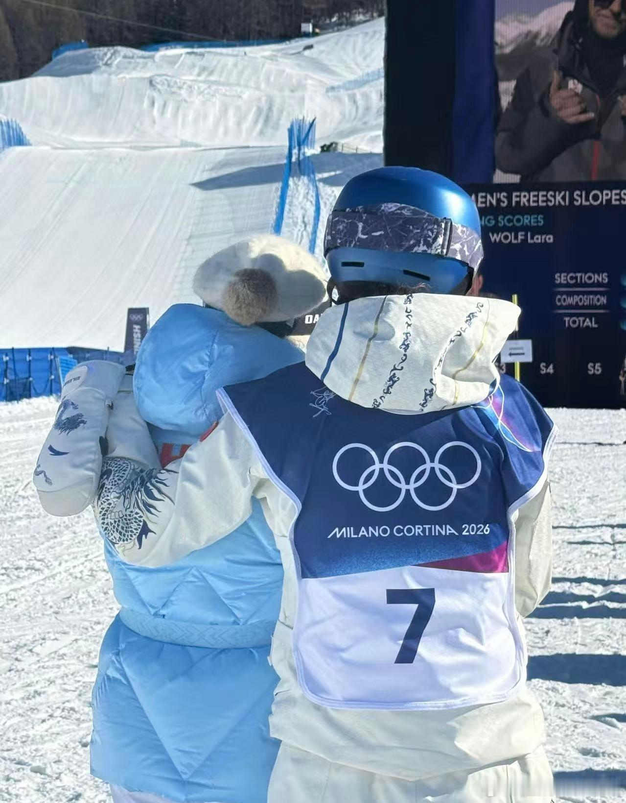 谷爱凌转身就有妈妈在场边  谷爱凌 × 谷燕 × TCL：被看见的热爱，被守护的