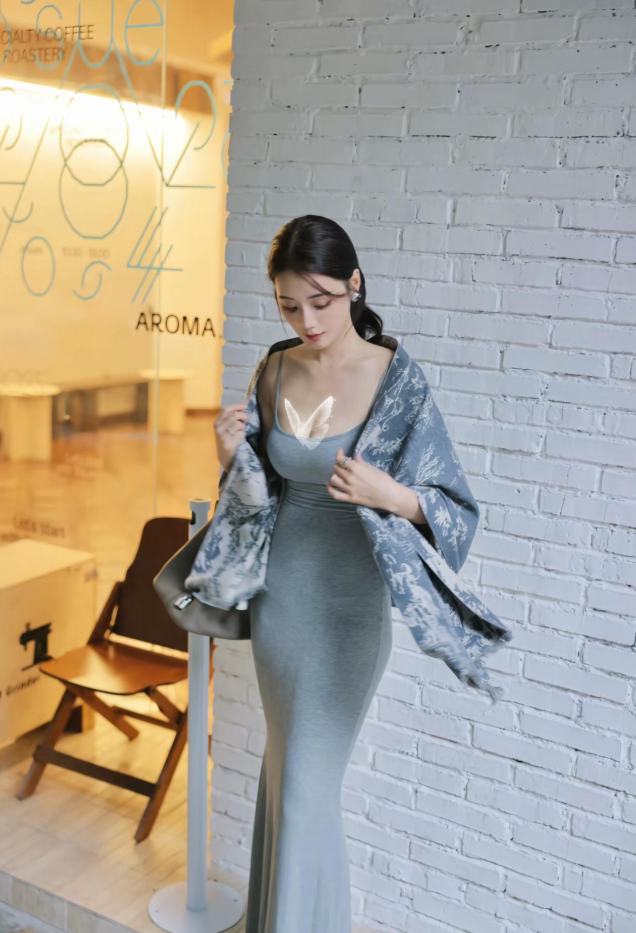 优雅气质穿搭，灰色连衣裙搭配印花披肩，咖啡馆里的时尚瞬间。