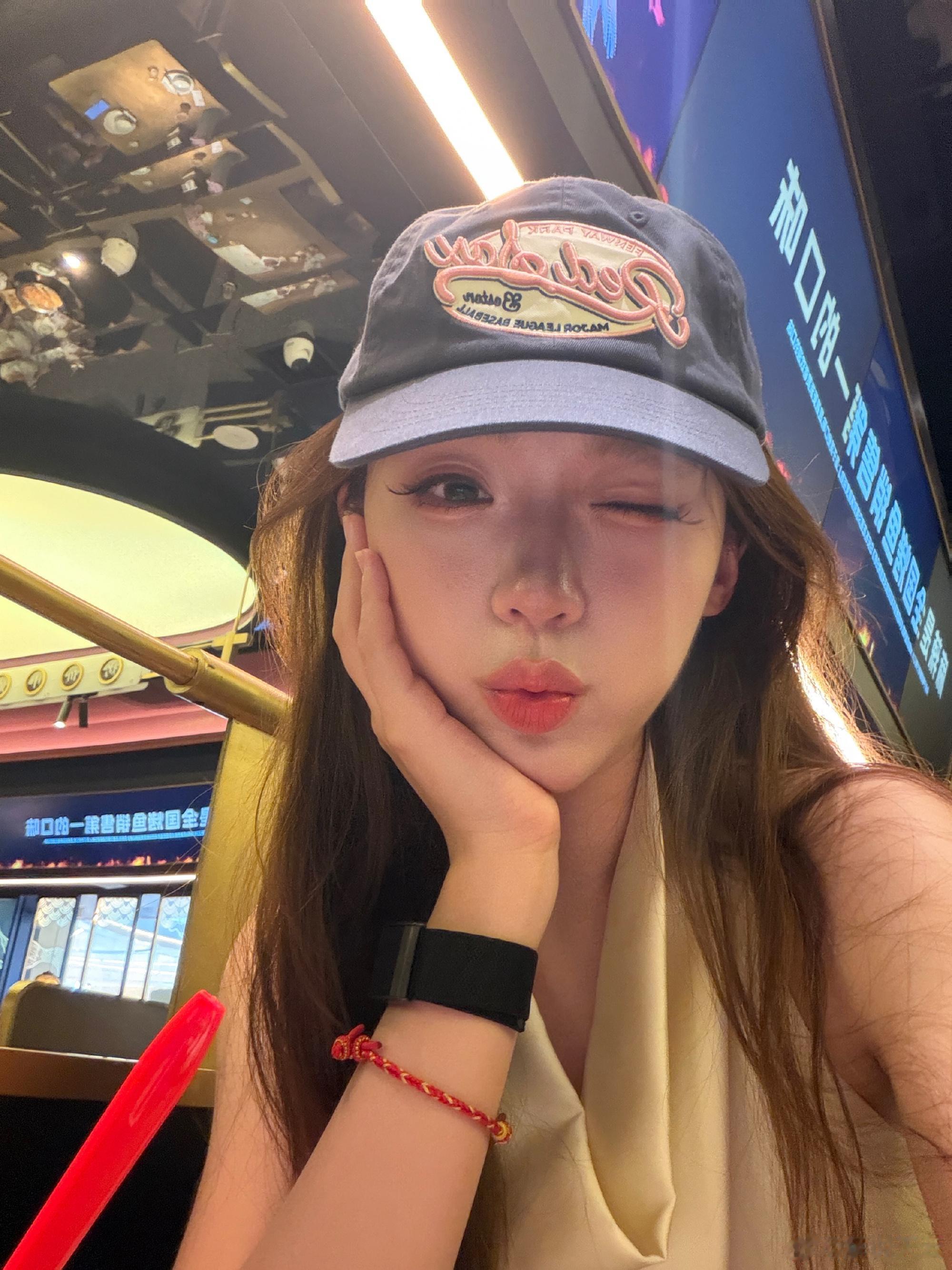 天云发布自拍并配文：最近IP乱跳，今天上班的地方好特别