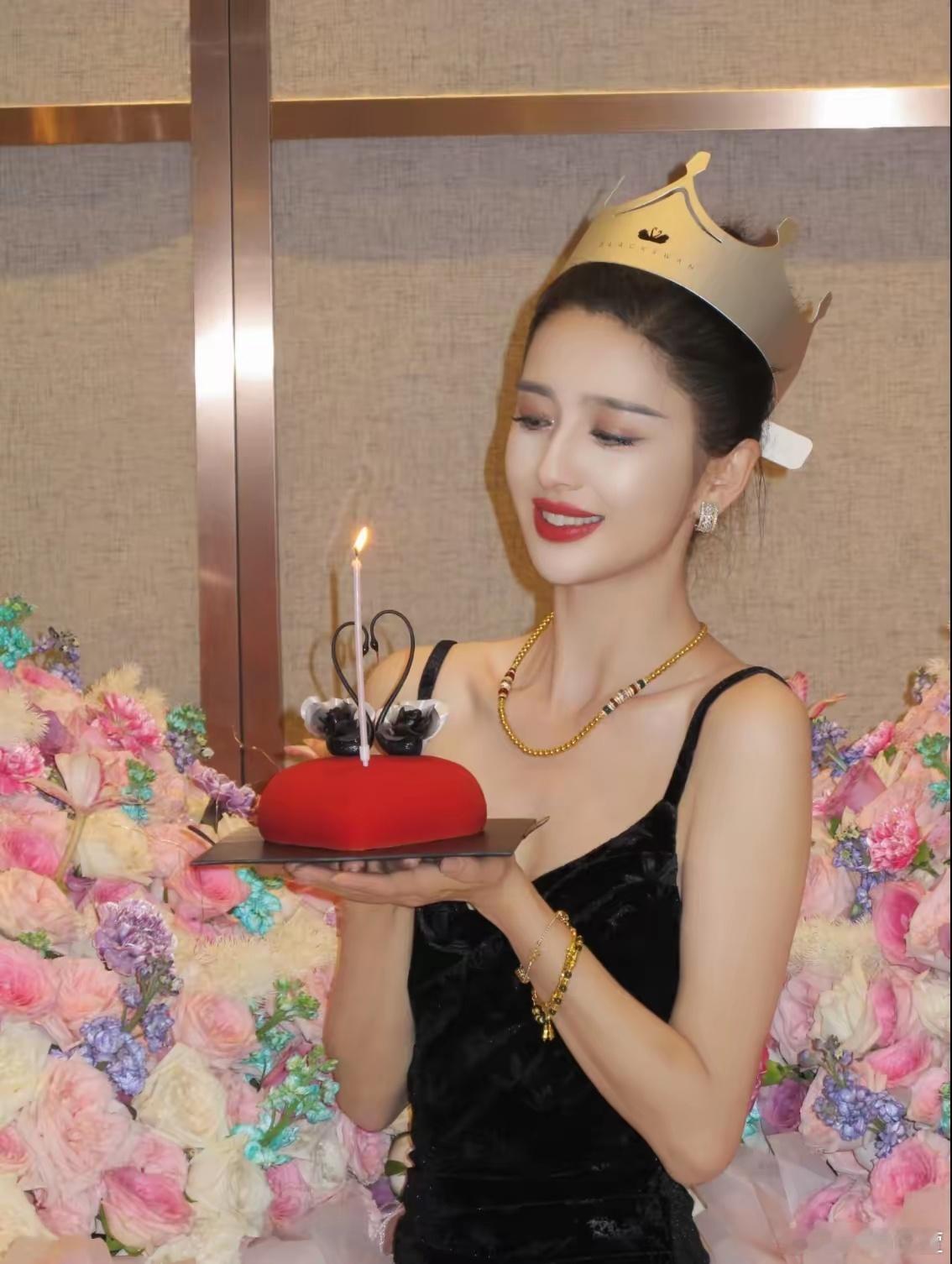 果然贫穷限制了我的想象力，看到佟丽娅生日上那个红丝绒蛋糕很漂亮，我好奇查了一下价