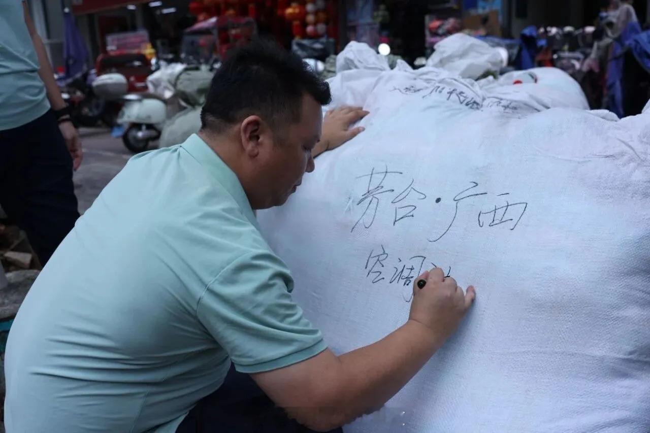 患难见真情，平时都觉得国外的品牌洋气，高端，有X格，关键时刻，lv、香奈儿、Gu