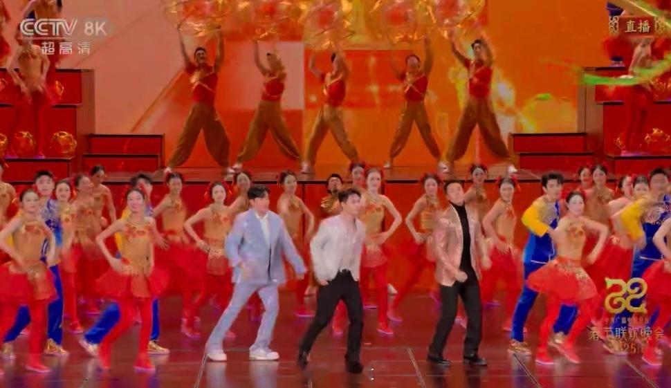 我妈问我为什么小虎队另外两个人越长越年轻了……[淡淡的] 