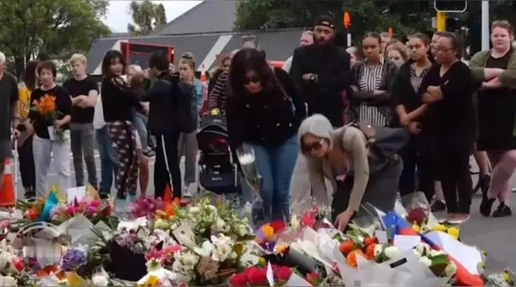 近日，一名中国公民在新西兰奥克兰市中心街头直播时，遭多名不明身份男子殴打，身体多