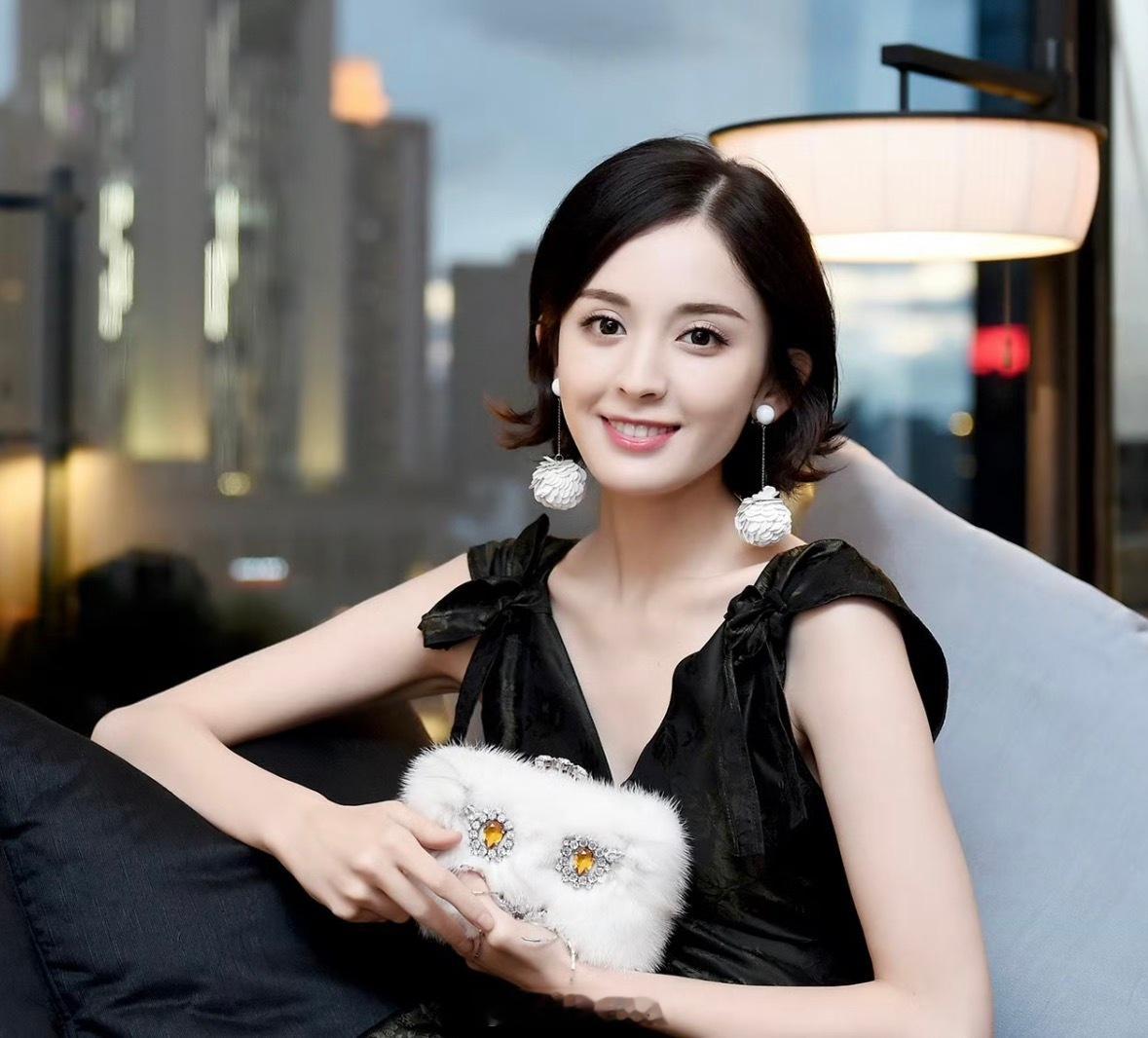 回顾一下16年娜扎老师上身过的PRADA普拉达黑色短裙，好灵动的短发俏皮小公主，