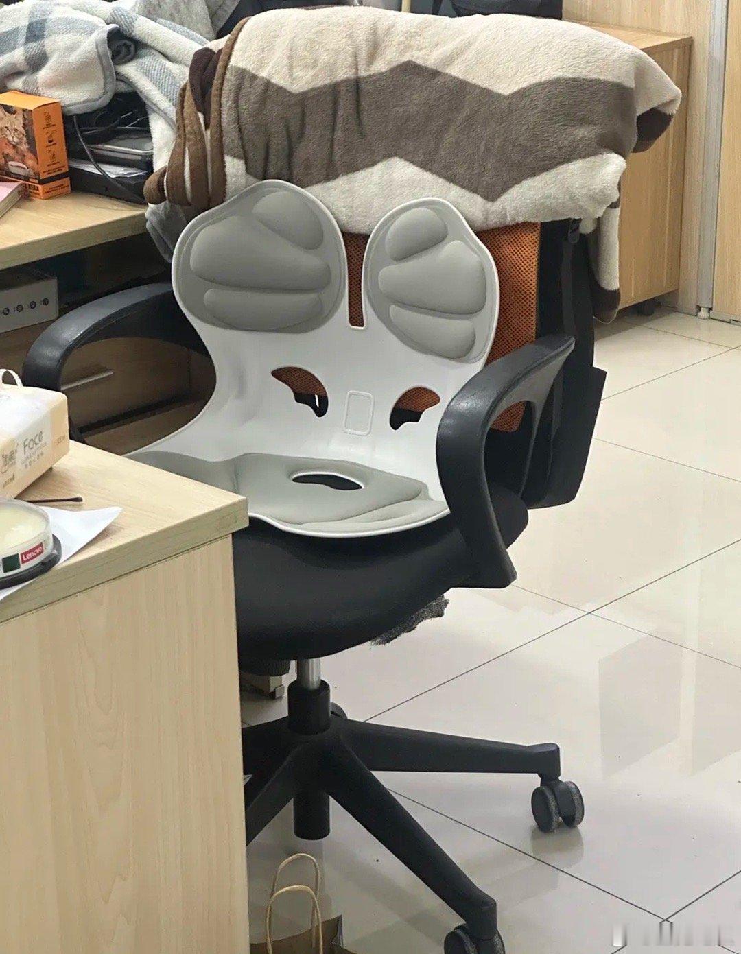 同事去厕所了，但总感觉有人在看我👀 