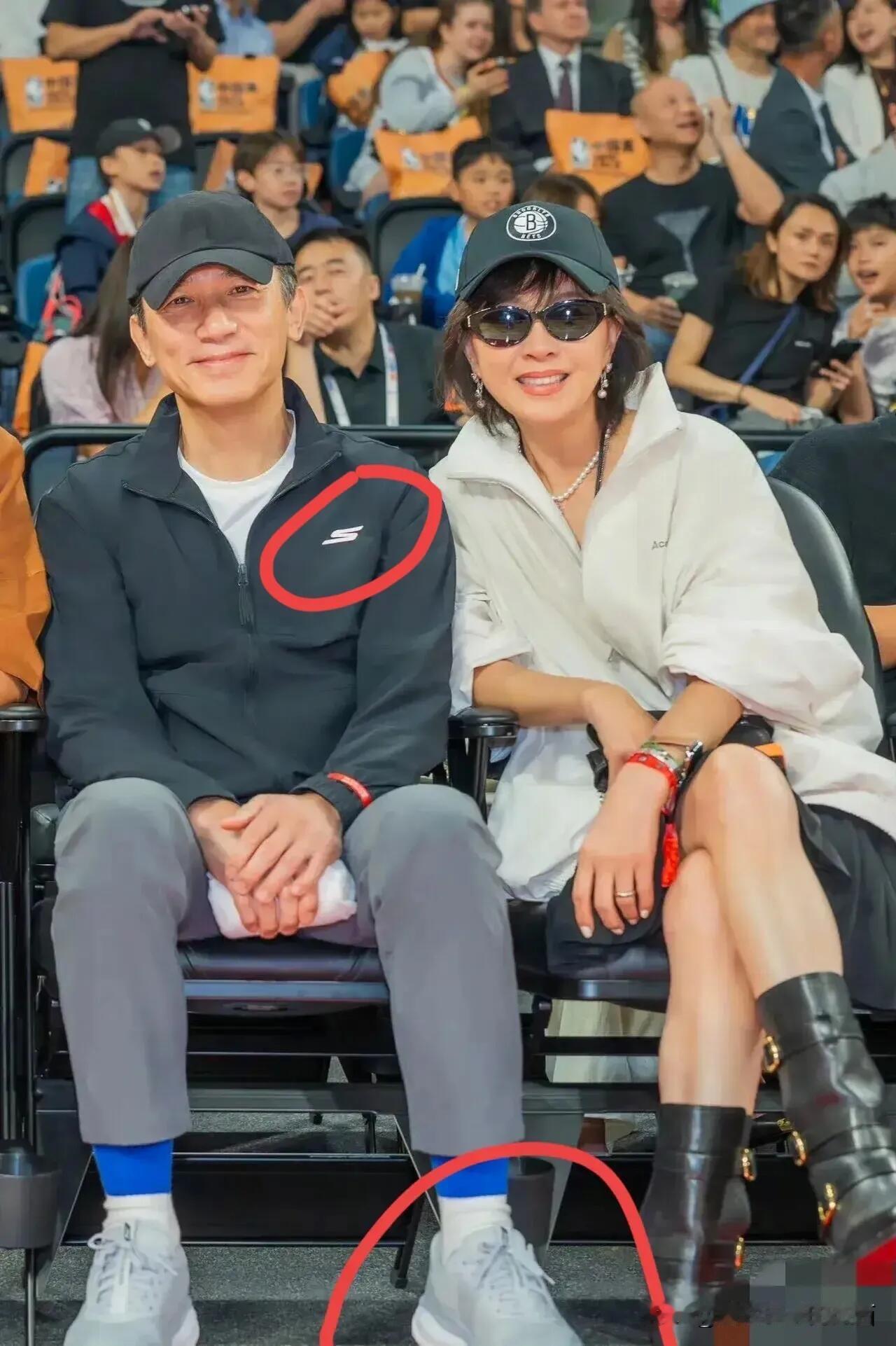 梁朝伟和刘嘉玲俩夫妻的生活还挺悠闲的，他们没有孩子，不像其他明星们老了还要带孙子