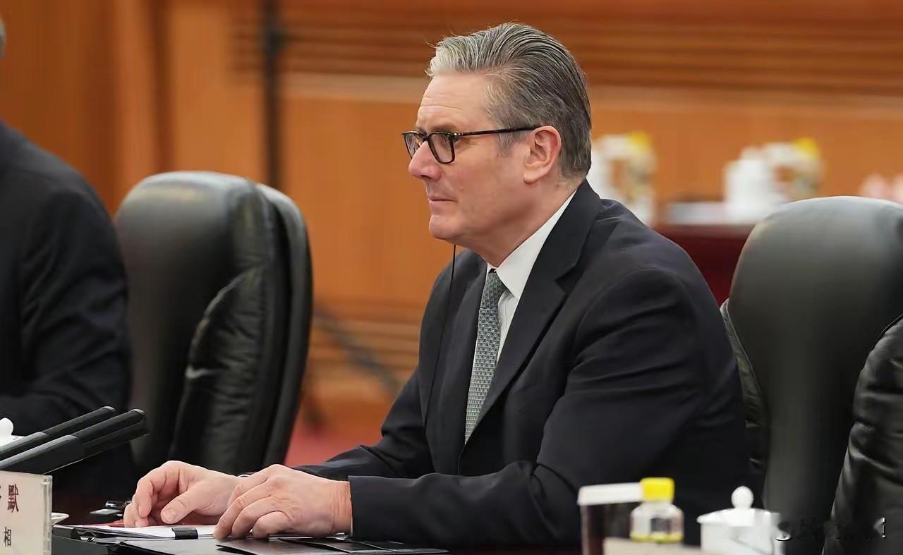 1月30日，斯塔默送给中方一颗英超的足球作为礼物后，中方回赠的“国礼”更绝，不仅