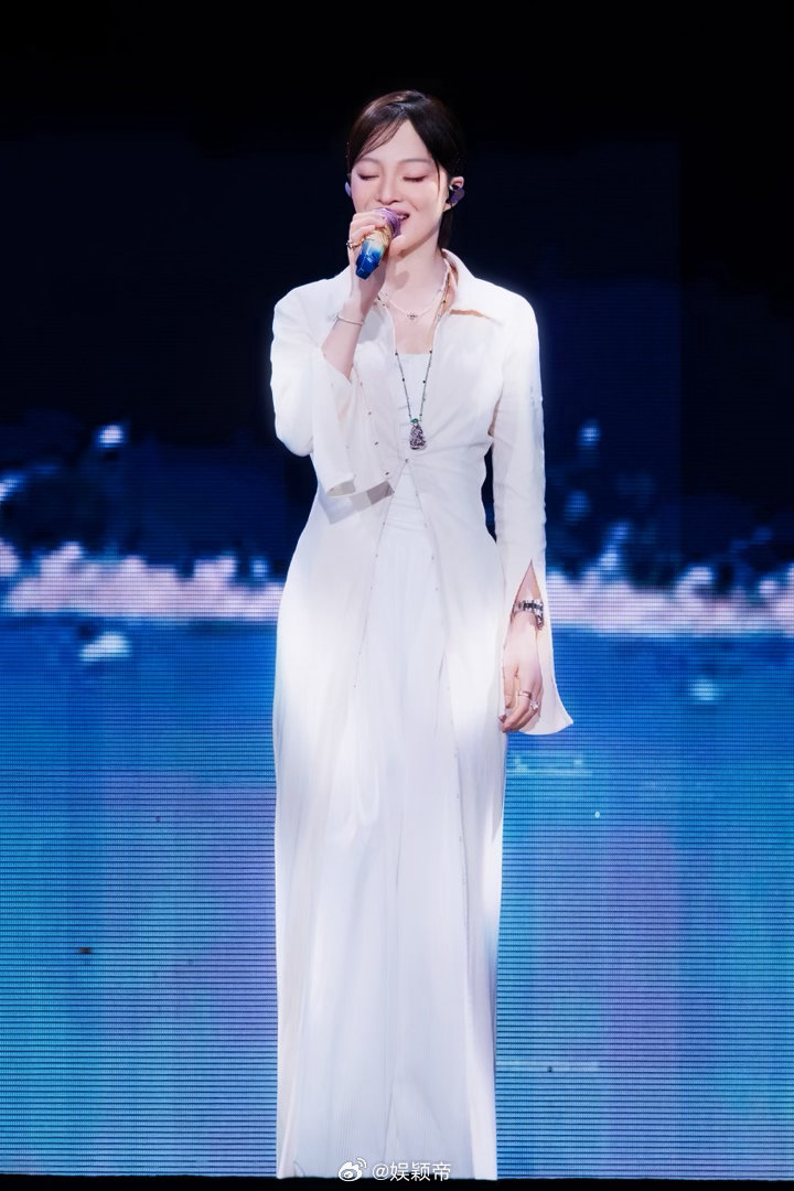 张韶涵首位黄石奥体开个唱女歌手张韶涵演唱会下沉口碑一周双城体育场连开，高强度巡演
