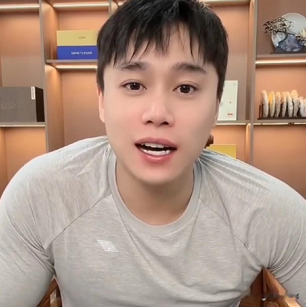 刘二狗将去参加天佑崔阿扎婚礼，他现在不能直播，能直播我必干他！

       