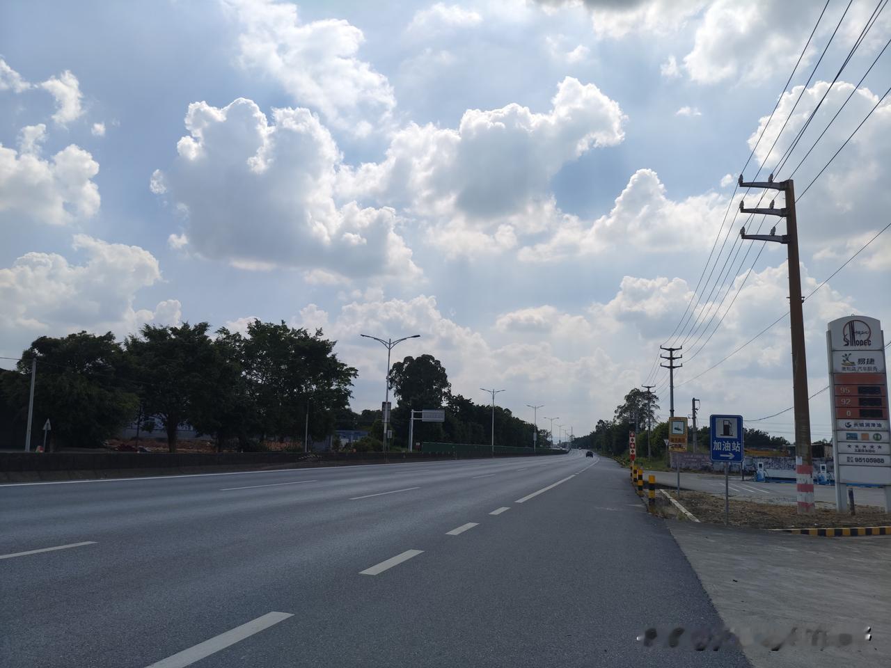 广湛公路，广州通往湛江的重要交通干线。在过去没有高速公路的年代，这条公路甚至是两