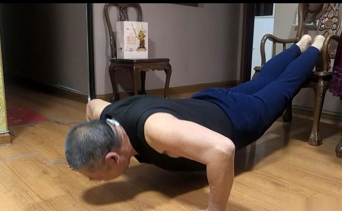 76岁，一分钟30个俯卧撑。
看到这个数字的时候我愣住了。不是因为有多惊人，而是