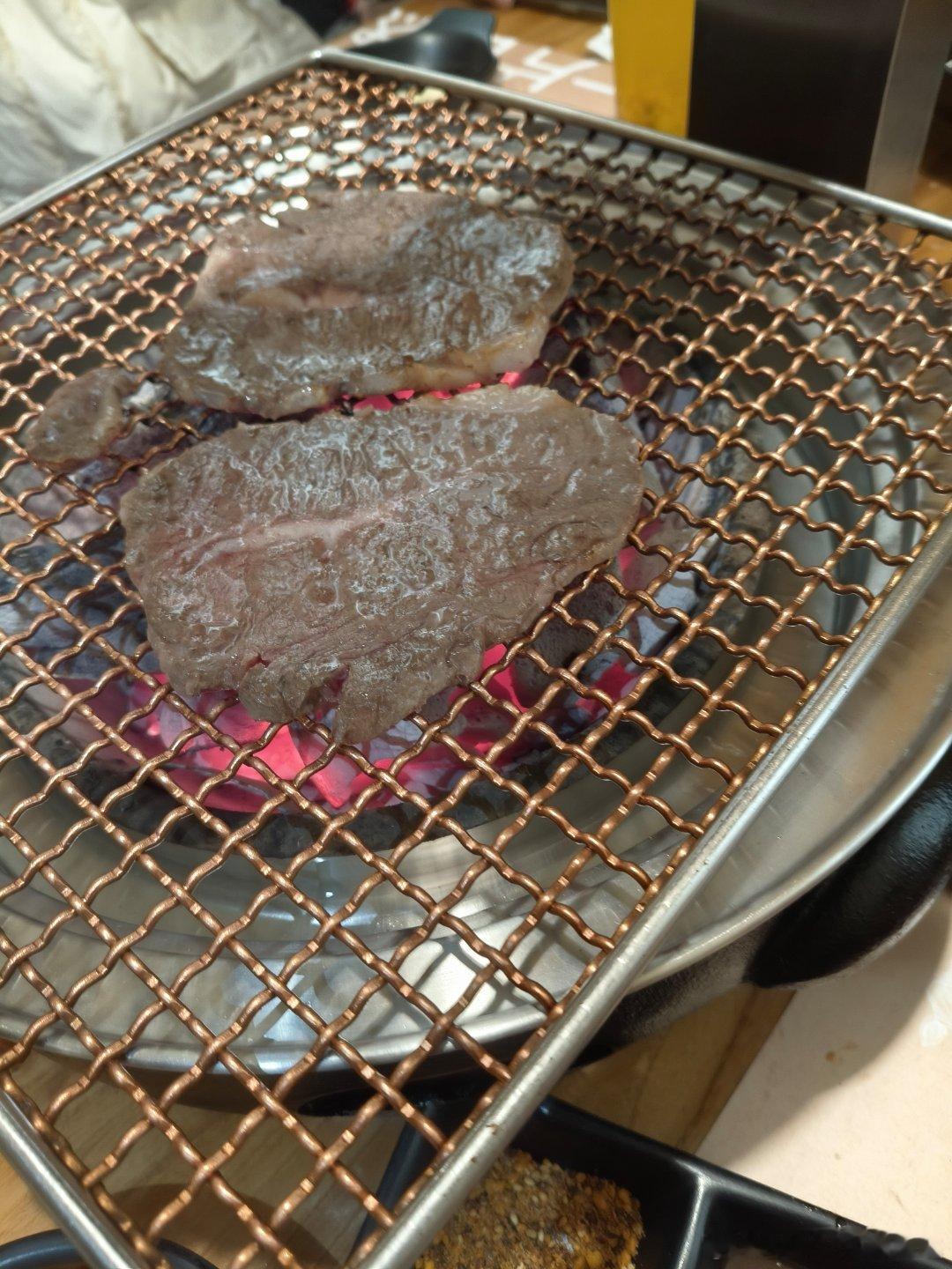 何惟芳天天看你吃烧烤，今天我也去走吃烤肉了，嗯不错，九田家烤肉🥩 