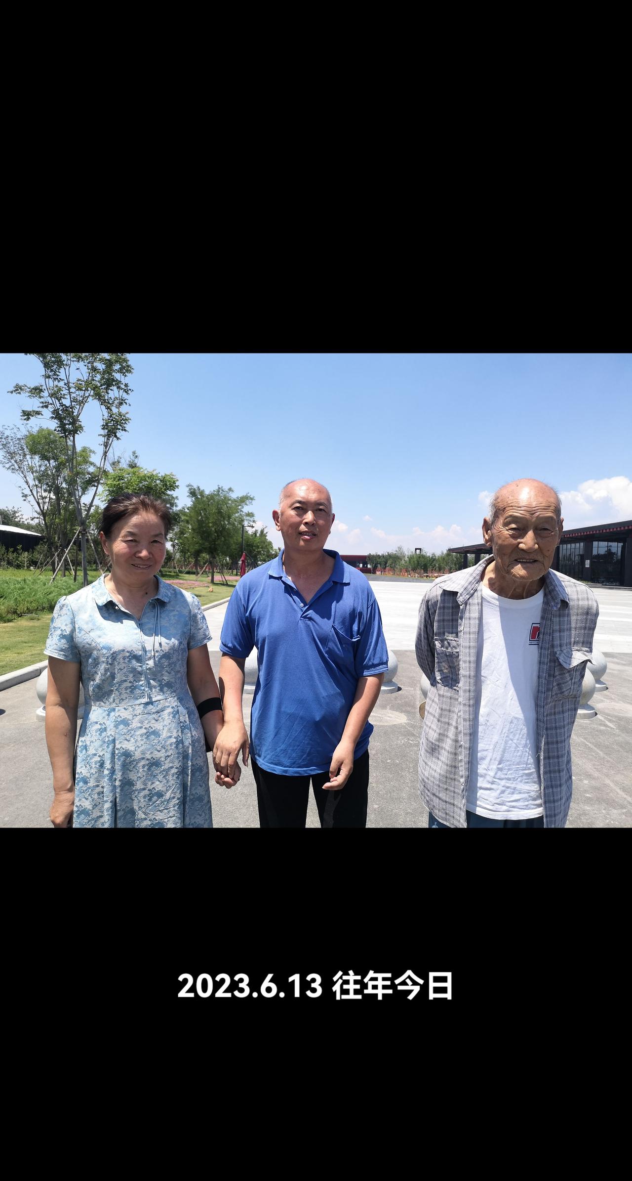 亲情陪伴合影留念 亲情无价亲情永恒 世上最亲是爸妈 亲情是岁月里最温暖的陪伴 亲