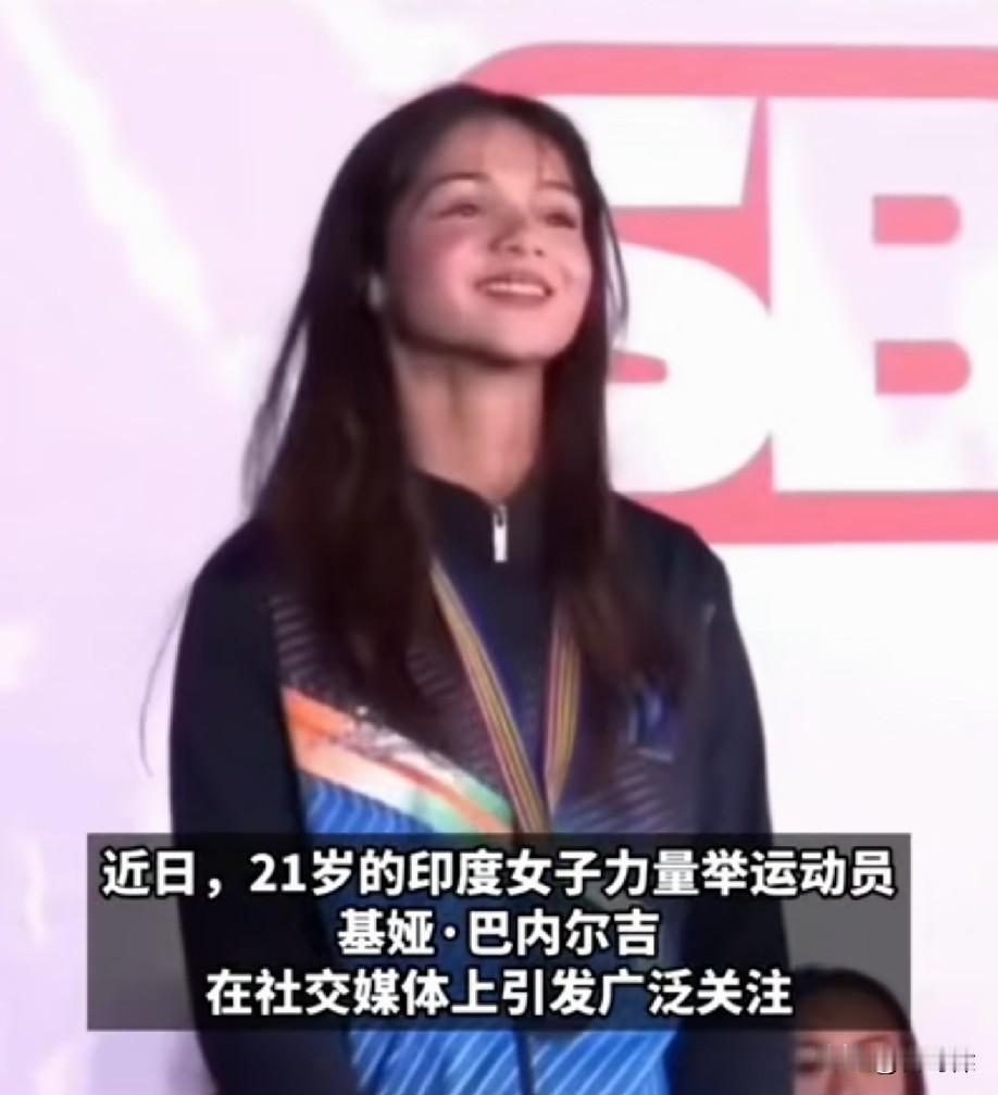 赤裸裸的性别歧视！45.7公斤瘦弱女孩，硬拉起140公斤杠铃！拿奖牌之后，却因长