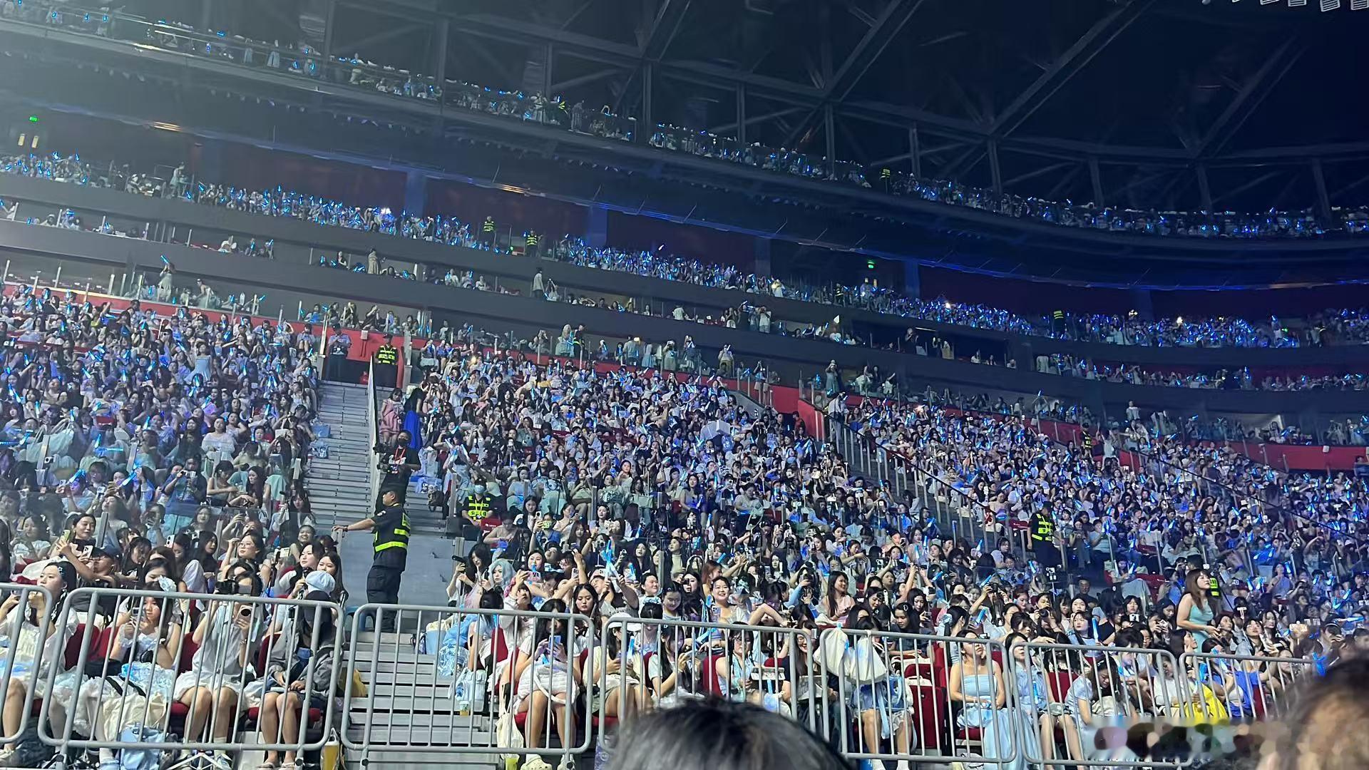 王俊凯重庆上座率王俊凯重庆站上座率谁看了重庆场全景图不惊叹，从内场到顶层看台座无