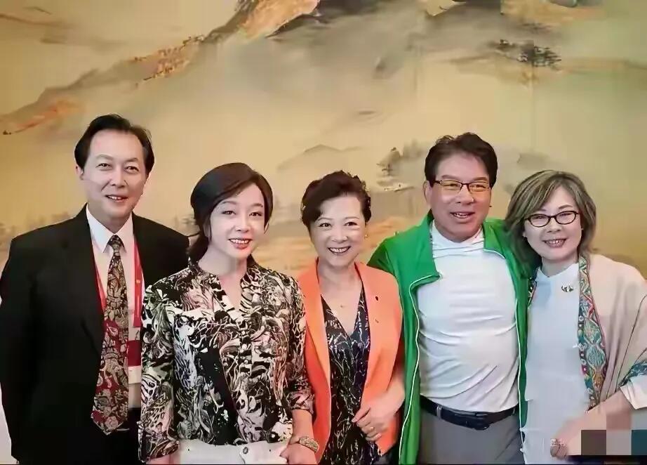 几位老演员的同框合影里，最有气质的是右边的丛珊，虽然有白头发，但是气质相当好。