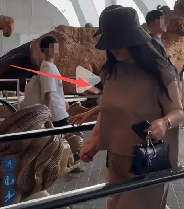 李湘母女新加坡度假！李湘暴瘦后衣品反差大，王诗龄穿短裤腿好长