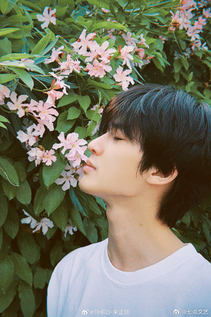 朱正廷老年人拍照姿势 凑近花墙轻嗅的经典动作，像极了长辈逛公园的固定流程，嘴上说