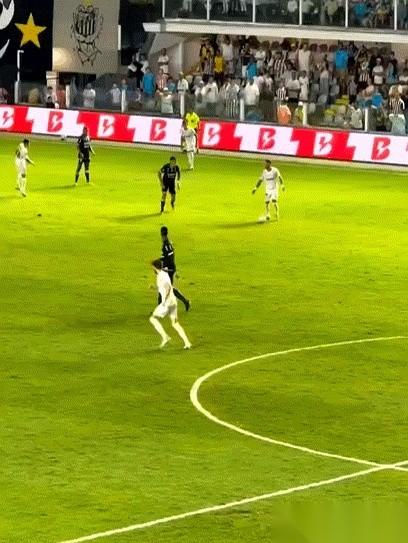 内马尔那记左脚助攻，视频我来回拉了不下十遍。
球迷区直接炸了，一半人喊着“球王归