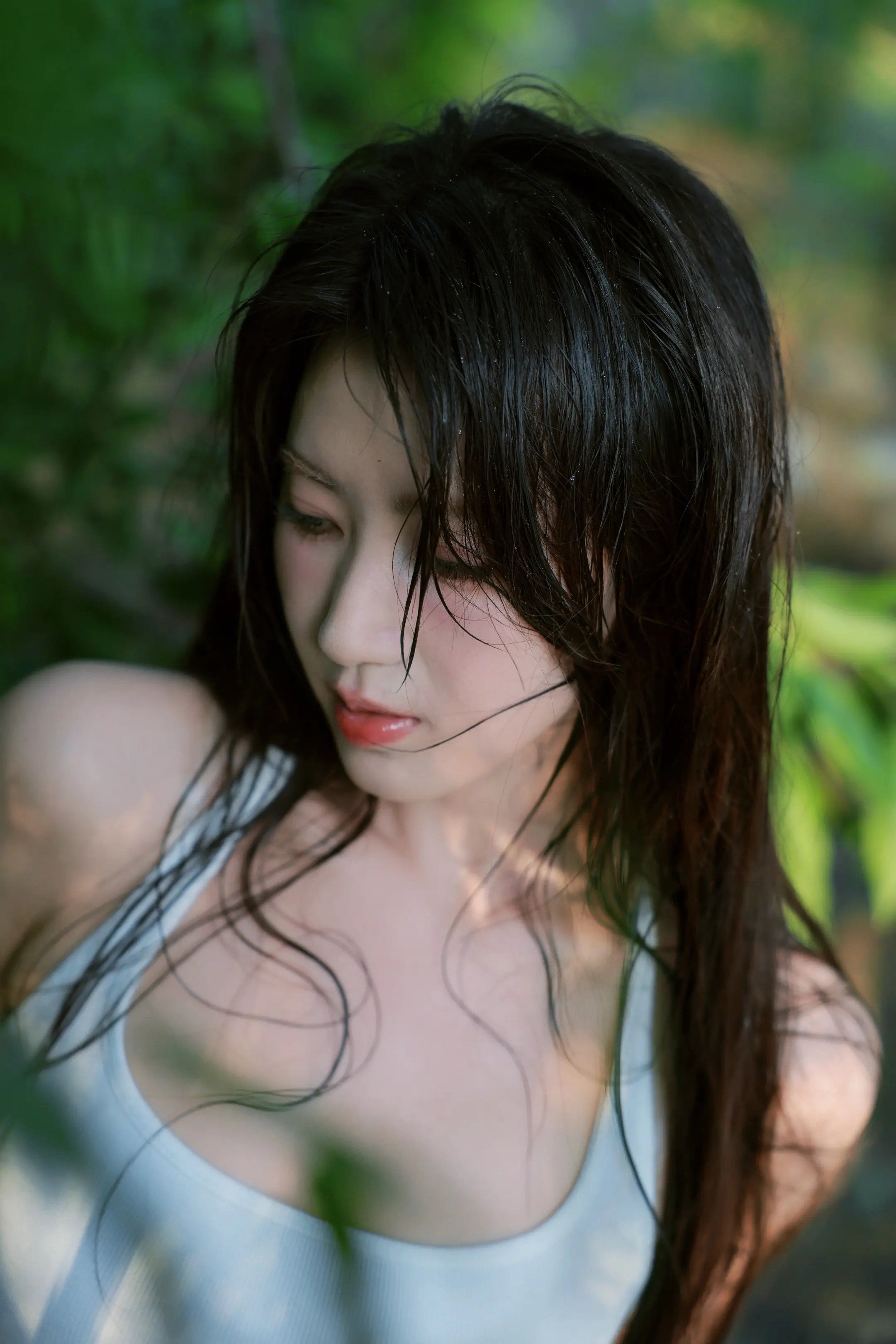 仲夏是潮湿交错的绿意 潮湿的夏天会弥漫水雾🌿