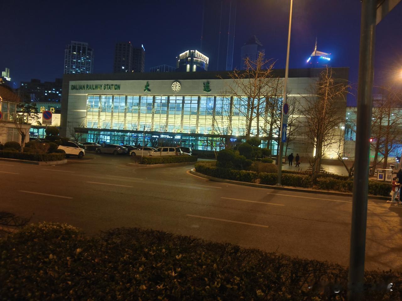 我这人有个习惯：来到一个陌生城市，必然要到这个城市的火车站附近去拍照。因为火车站