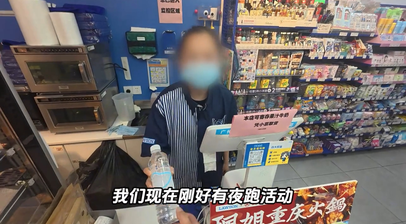 广州外卖小哥镜头下全是暖心瞬间呜呜呜充满鲜花的世界就在善良的人和事这里啊[泪]看