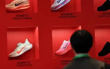 耐克的高层恐怕怎么都想不明白，端掉他们饭碗的并不是多年劲敌阿迪达斯，也不是什么改